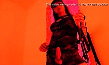 Ladyboy Katerina dominuje vo vojenskom fetišovom videu