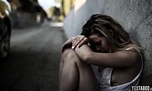Σκληρό σεξ με μια όμορφη ξανθιά έφηβη άστεγη