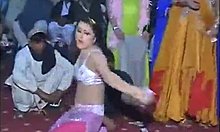 पाकिस्तानी लड़कियां नग्न स्थिति में कामुक नृत्य करती हैं