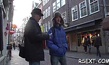 Starejši moški zapelje in seksa z amaterko v Amsterdamski rdeči ulici