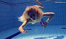Venäläisen teinin Elena Prokovan luonnolliset tissit ja täydellinen vartalo uima-altaassa
