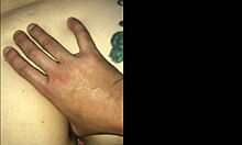 Zelfgemaakte video van een geile MILF die in haar grote kont wordt geneukt en volgespoten