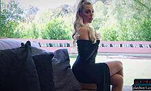 Секси красавица Али Никол показва естественото си тяло в соло видео