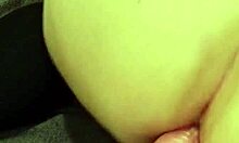 Amatérská přítelkyně si užívá dvojitou penetraci s dildy zezadu