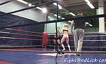 Dos lesbianas amateur se entregan al cunilingus en un ring de boxeo