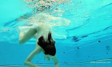 Кейти Сорокас плува гола край басейна в червени бикини долнища
