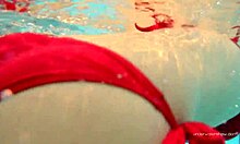 Katy Sorokas nøgen svømning ved poolen i røde bikinitrusser