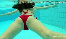 Katy Sorokas ob bazenu plava gola v rdečih bikini hlačkah