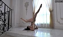 Dasha Gaga, en tatoveret teenager med fantastisk fysik, udfører akrobatiske bevægelser på gulvet