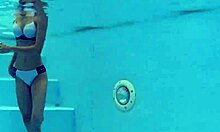 Mladá a štíhlá Hermiona Ganger v smyslném setkání pod vodou