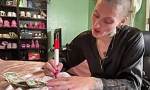 Tetovált lányok érzéki sztriptízzel kényeztetik magukat Nicki Minajs zenéjére