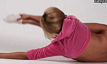 Зинка Корзинкинас показва гимнастическите си умения в голо видео за тренировка