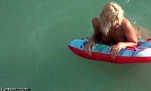 Amatööri blondi osoittaa pois hänen tiukka elin vedessä