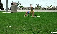 金发瑜伽妹在公园里锻炼
