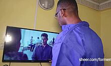 Мајстор и његов клијент се упуштају у интензиван секс током сесије поправке телевизије, показујући своја мишићава тела и акцију од дупета до уста
