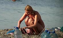 Wanita berpayudara besar berbogel di pantai nudis, kelihatan sangat panas