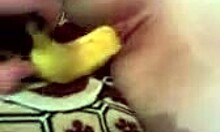 남자친구가 전 여자친구의 얼굴에 바나나를 넣습니다