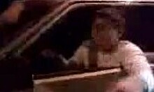 술에 취한 러시아 남자들이 차에서 벗은 채로 운전하는 모습