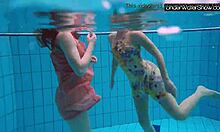 부바렉과 그의 여자친구가 수영장에서 즐기는 재미있는 시간