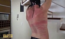 Egy szigorú vörös hajú szerető megbünteti barátnőjét egy femdom videóban