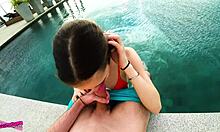 Una adolescente amateur recibe un creampie en la piscina de la azotea por un pene monstruoso