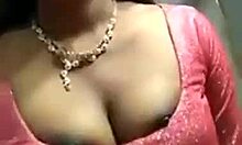 印度熟女在自制视频中耀她的乳头