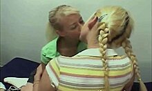 Młode lesbijki z małymi cyckami uprawiają trójkąt oralny ze sobą