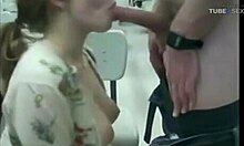 Une jeune fille coquine fait une pipe sensuelle à son petit ami devant la webcam