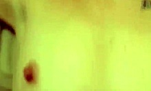 Păsărica rasă și sânii naturali sunt expuse într-un videoclip porno amator cu Maxxx loadz