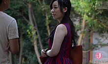 Wanita Asia yang pemalu menunggang gaya koboi semasa pulang dari sekolah