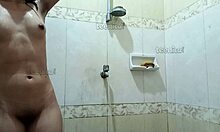 Amatorka z Filipin masturbuje się pod prysznicem