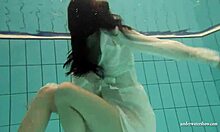 Nuori tyttö, jolla on pienet rinnat ja tiukka pillua, on tuhma uima-altaalla