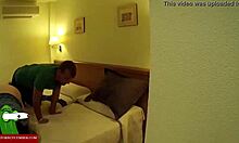 Şehvetli bir çift otel odasında gizli kamerada oral seks yapıyor ve yalıyor