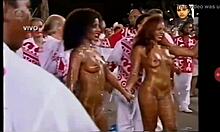 วัยรุ่นชาวบราซิลแสดงเต้นเปลือยกายในงาน Carnival