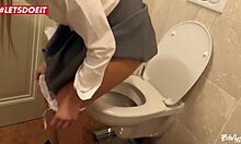Σε HD βίντεο, μια Τσέχικη έφηβη δέχεται να γλείφει και να δακτυλοβολεί το μουνί της από ένα μεγάλο πέος