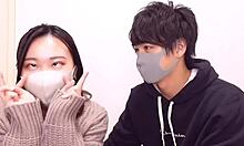 Žena s zavázanými očima podvádí asijské dívky k hlubokému hrdlu a sexu obličejem