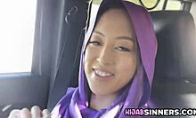 Busty muslimische Teenager wird für harten Doggystyle-Sex abgeholt