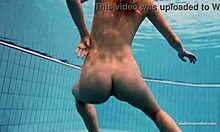 ड्यूना बुलटाहलो, जो यौन रूप से साहसी है, पूल में कपड़े उतारती है और तैरती है