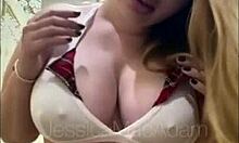 Wanita amatur berusia 18 tahun dengan payudara besar meletup di hadapan kamera