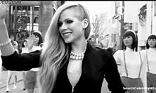 Celebrity naakt en grote borsten in topless video van Avril Lavignes