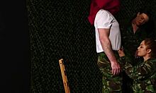 Femdom britannique s'habille en milf rousse de l'armée pour un trio