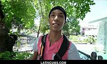 Dunne zwarte student krijgt zijn strakke kontje in het openbaar geneukt door een Latino hengst voor geld