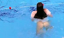 مراهقة الهواة كاتي سوروكا تظهر جسدها المشعر تحت الماء