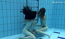 Le ragazze russe Clara Umora e Bajankina si concedono un'azione subacquea bollente