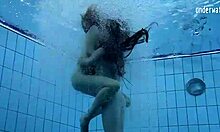 Ruske devojke Clara Umora i Bajankina uživaju u vrućoj podvodnoj akciji