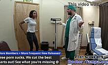 Doctorul asistent Tampas își strânge sânii naturali ai Solanei în timpul unui examen de gno