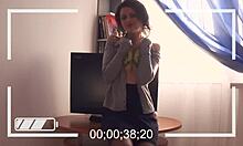 Amatérska brunetka dráždi v domácom videu s roztrhaným oblečením