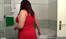 Kekasih berambut coklat menghisap dan menunggang zakar kekasihnya di bilik mandi